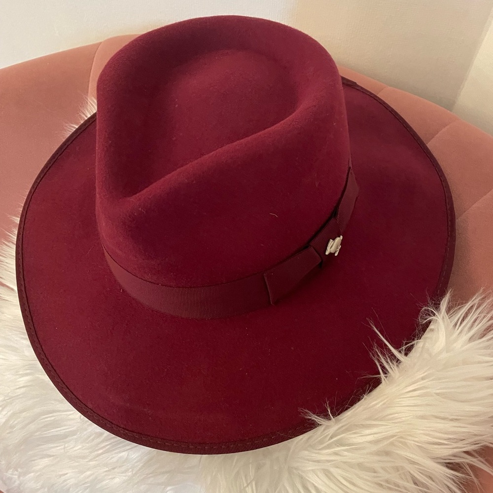 A maroon hat, great for a fall, does not have adjustable inside
